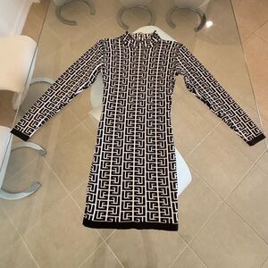 Geometric Black and White Dress Stretch.